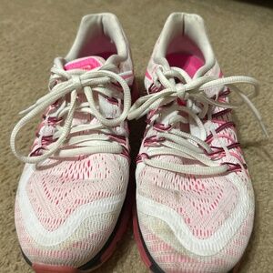 Nike tennis shoe hot pink/white